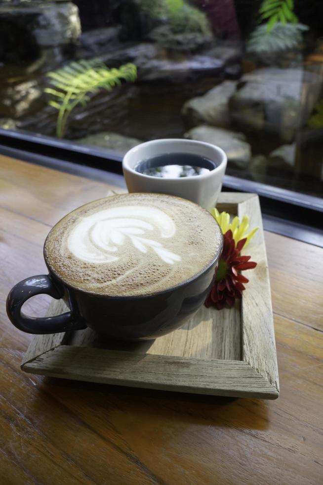 latte kaffekopp i trädgården foto