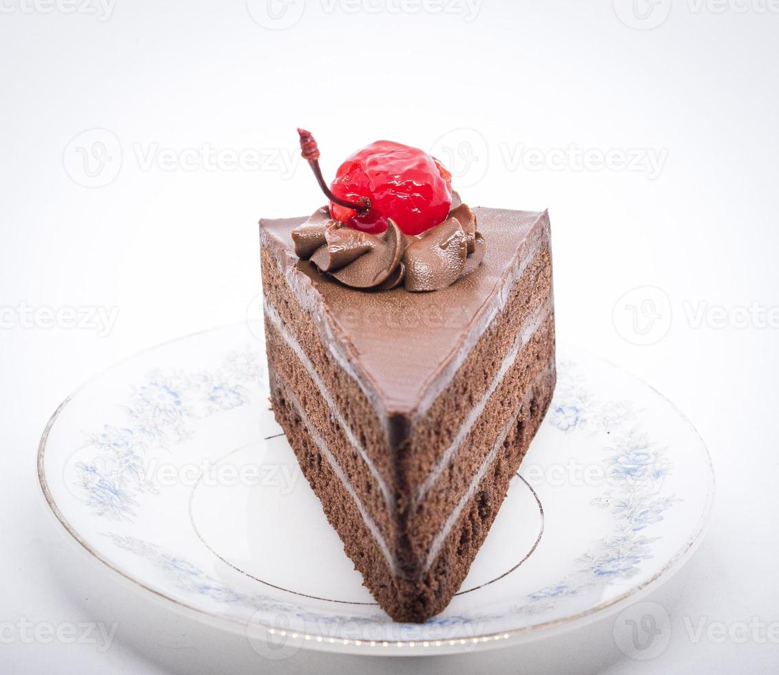 chocalate tårta med körsbär på toppen foto