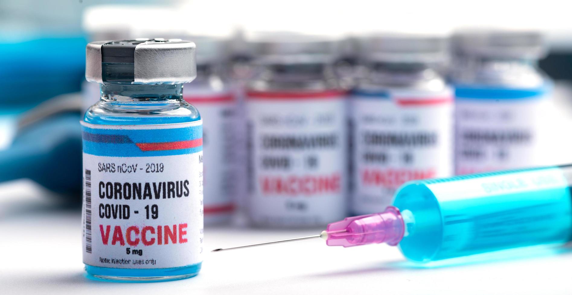 nål- och covid-19-vaccin foto