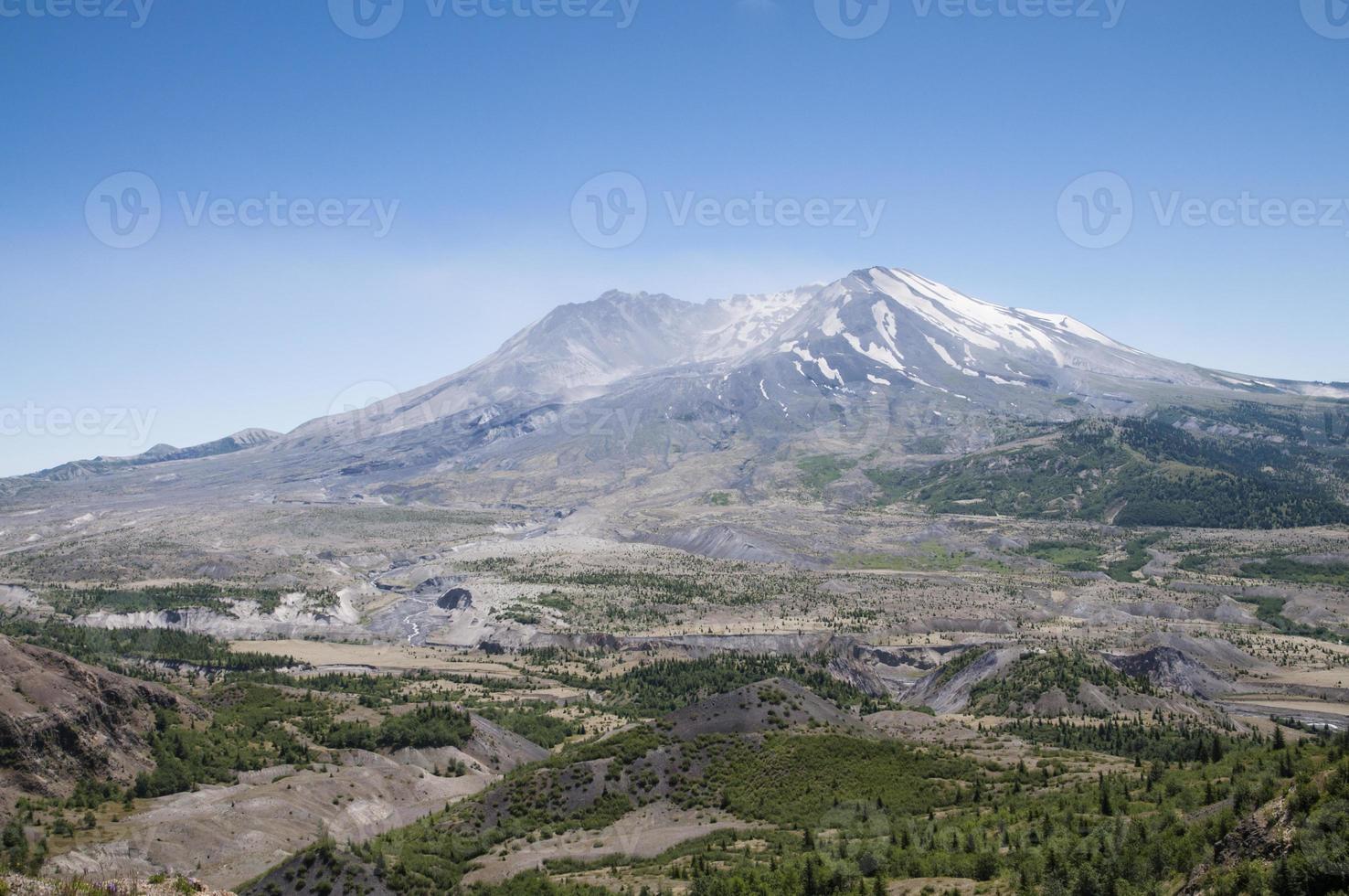 mt. st. helans på en klar sommar dag foto