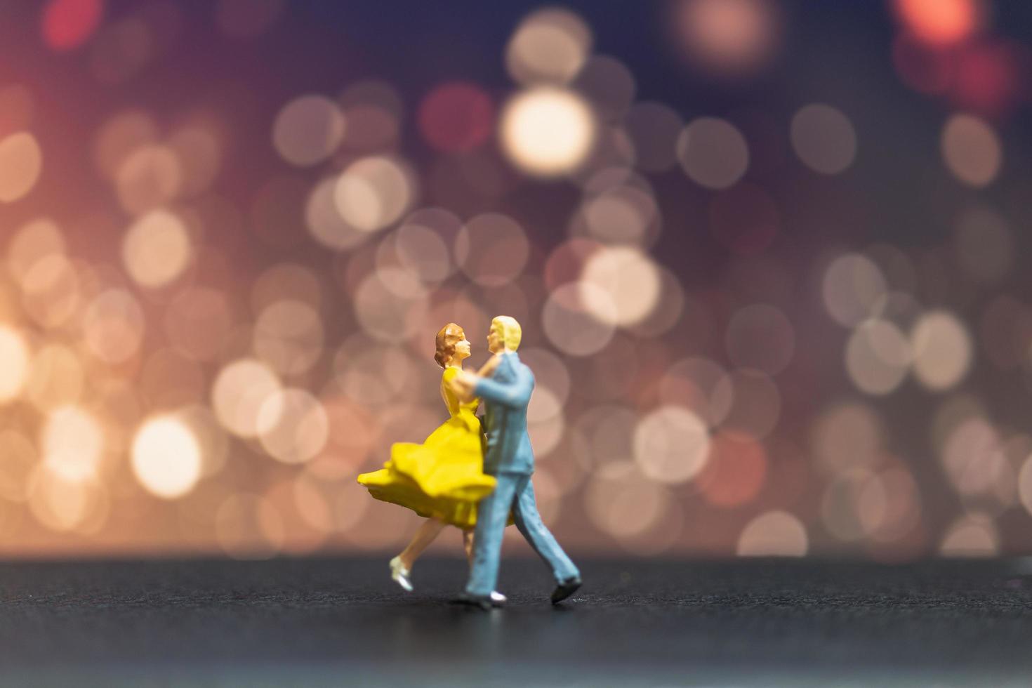 miniatyrpar som dansar med bokehbakgrund, alla hjärtans dagskoncept foto