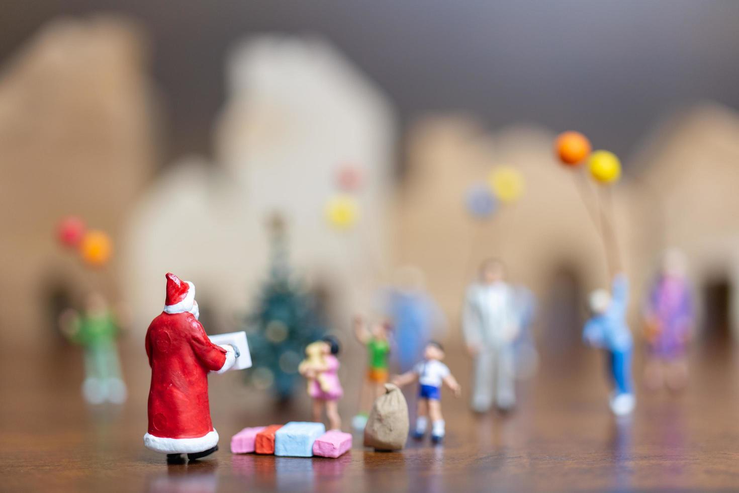 miniatyr Santa Claus och en lycklig familj, god jul och gott nytt år koncept foto