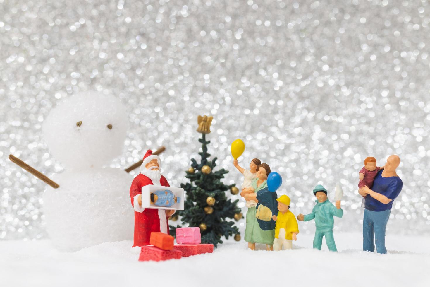 miniatyr jultomten och barn med en snö bakgrund, jul och gott nytt år koncept foto
