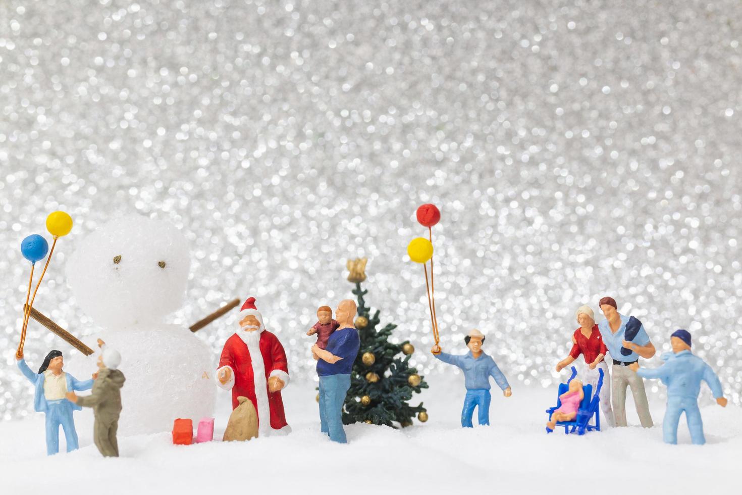 miniatyr jultomten och barn med en snö bakgrund, jul och gott nytt år koncept foto