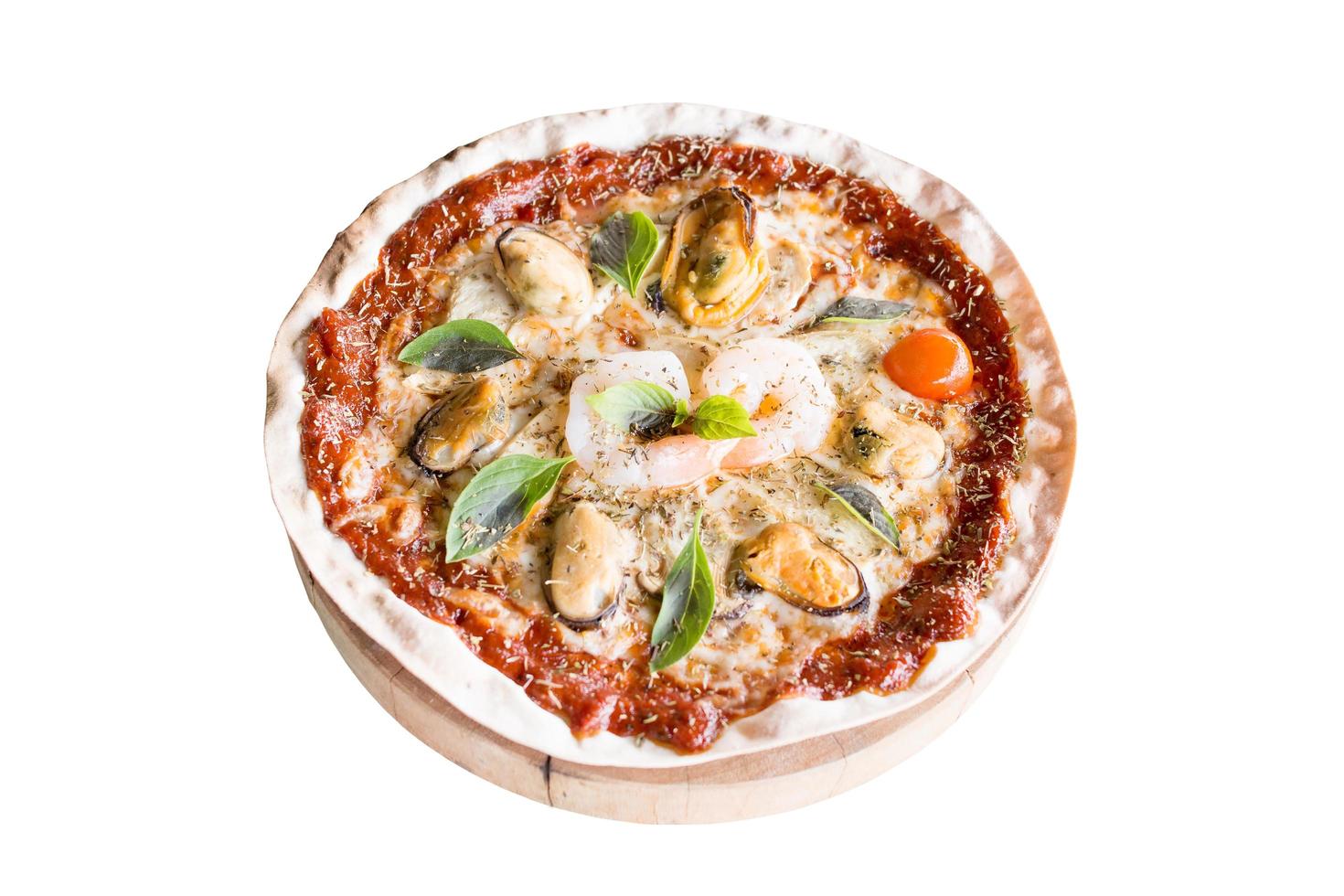 skaldjurspizza isolerad på en vit bakgrund foto