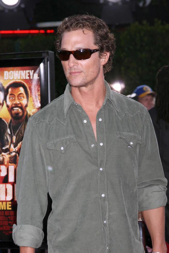 Matthew mcconaughey anländer på tropisk dunder premiär på de manns by teater i westwood caaugust 11 20082008 foto