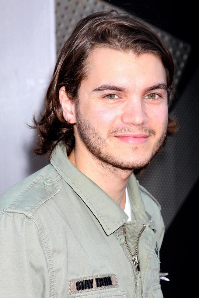 emile hirsch anländer på de transformatorer hämnd av de fallen premiär på de manns by teater i westwood ca på juni 22 2009 2009 foto