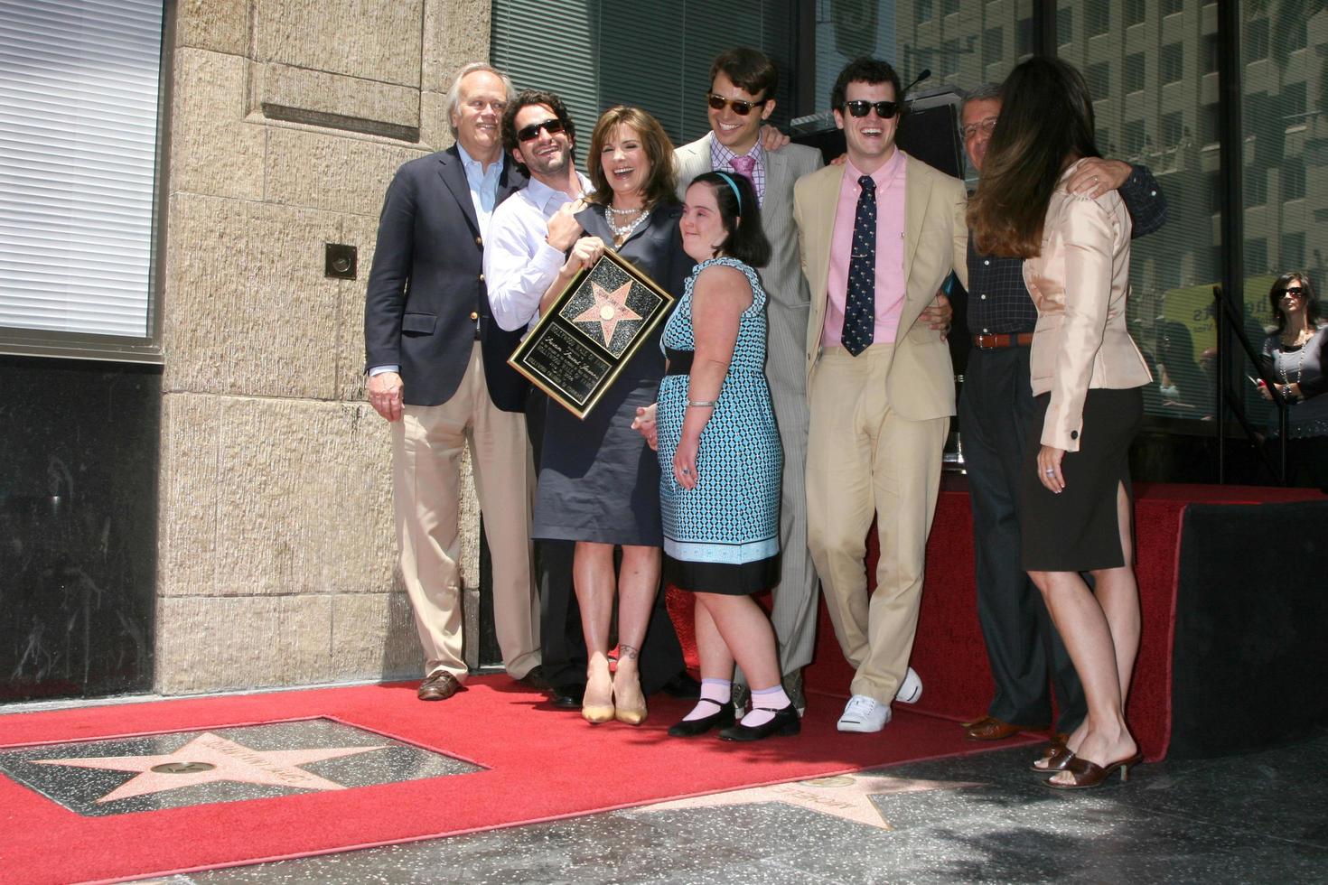 Susan helgon James henne Make söner familj ron meyer och maria shriversusan helgon James mottar en stjärna på de hollywood promenad av berömmelse los angeles cajune 11 20082008 foto