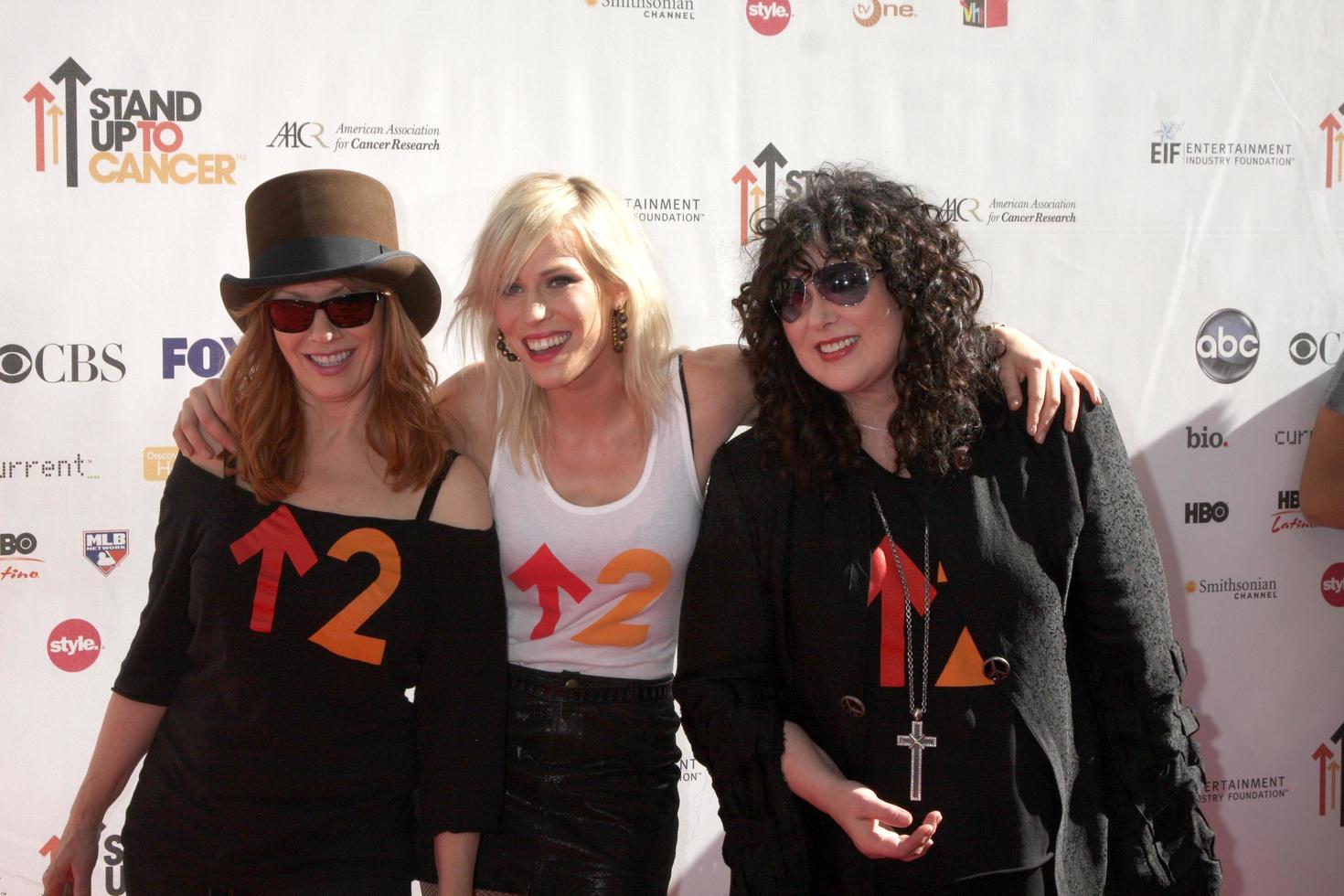 los angeles sep 10 nancy wilson natasha bedingfield ann wilson ankommer på de stå upp 2 cancer 2010 händelse på sony studior på september 10 2010 i kulör stad ca foto