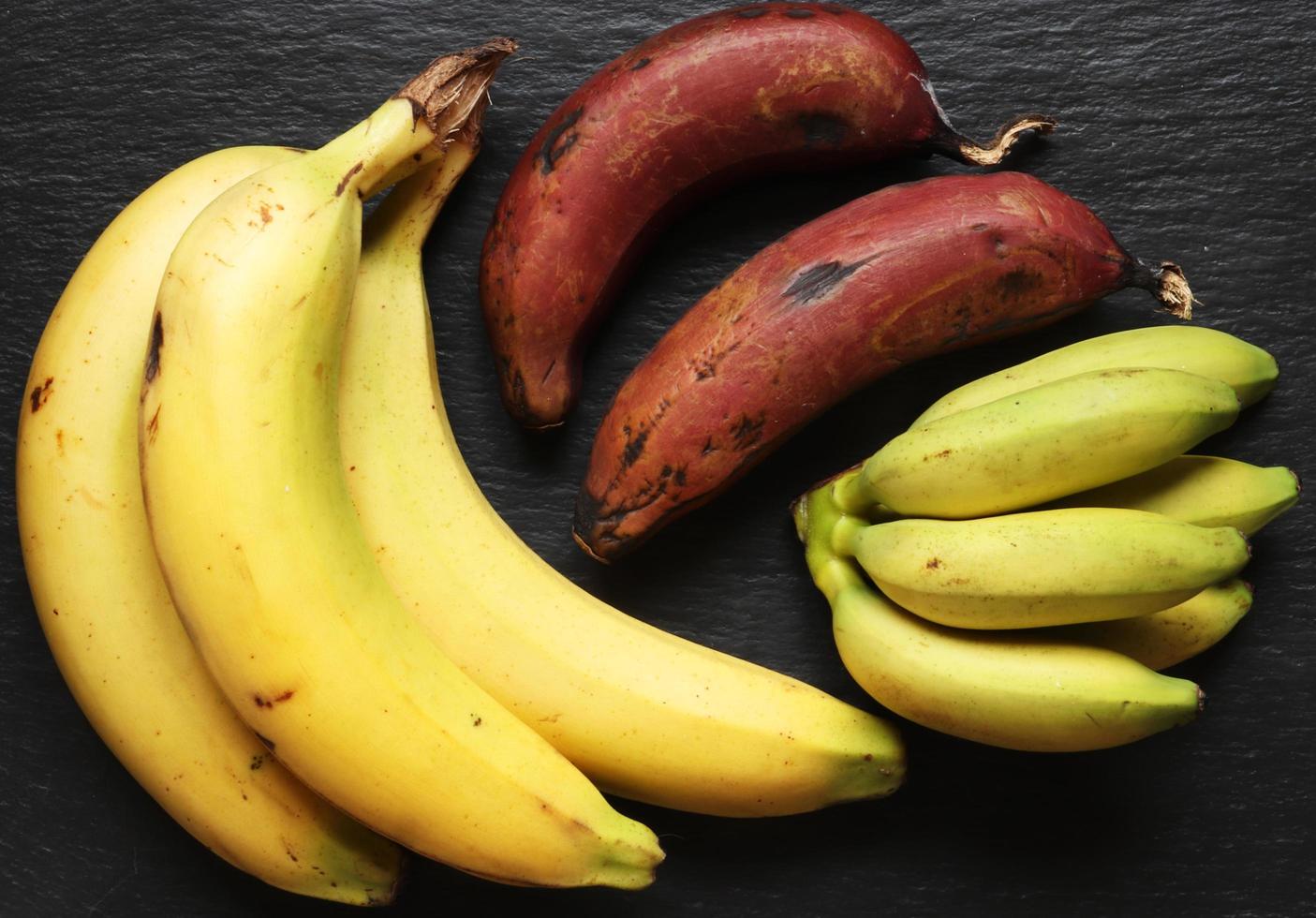 tre varianter av bananer för matbakgrund foto