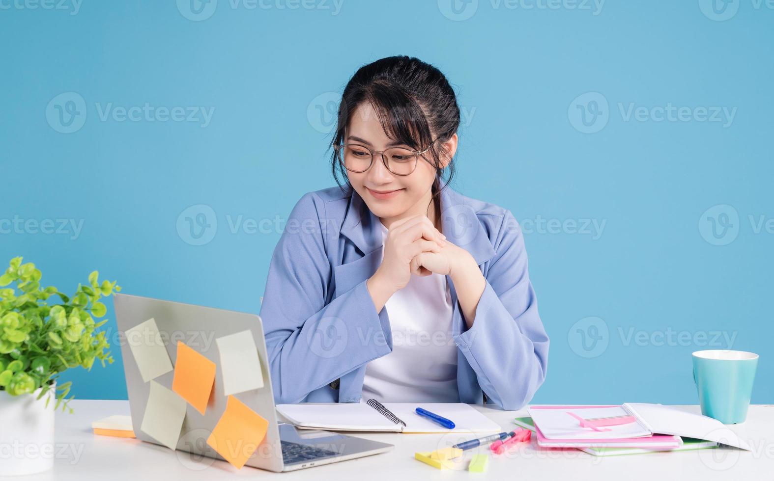 ung asiatisk affärskvinna arbetssätt på bakgrund foto