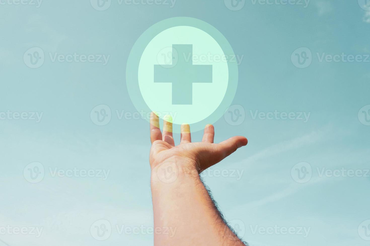 hand pekande på apotek ikon, hälsa försäkring foto