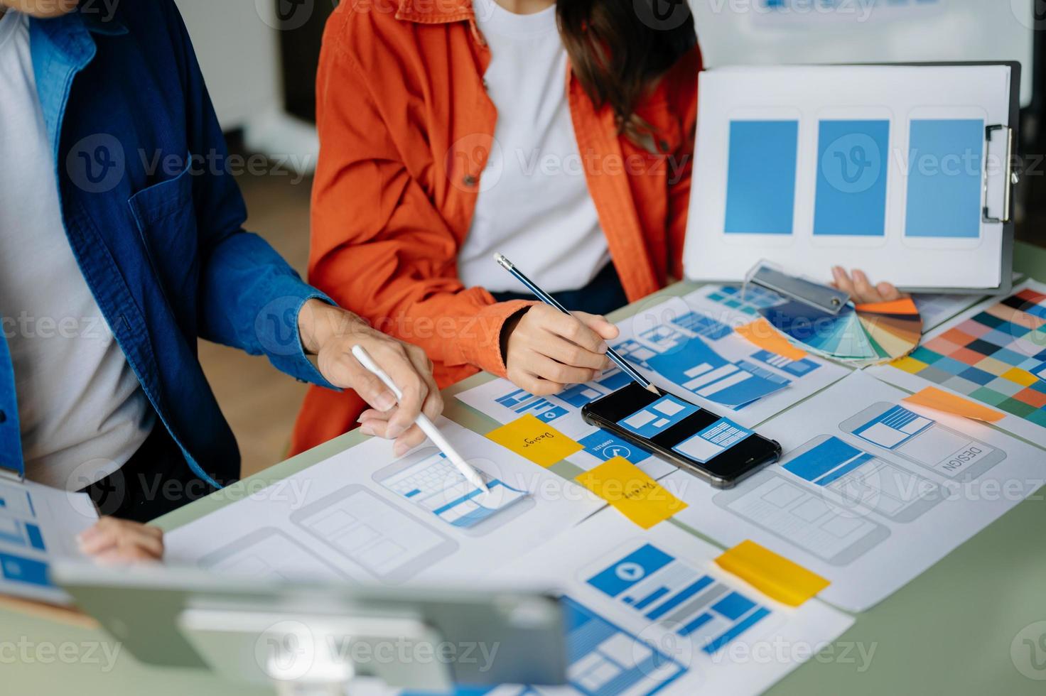 asiatisk affärsman och kvinna människor möte i kontor. anställd spåna och arbete som team, planen och diskutera projekt förbi punkt på papper och läsplatta. foto