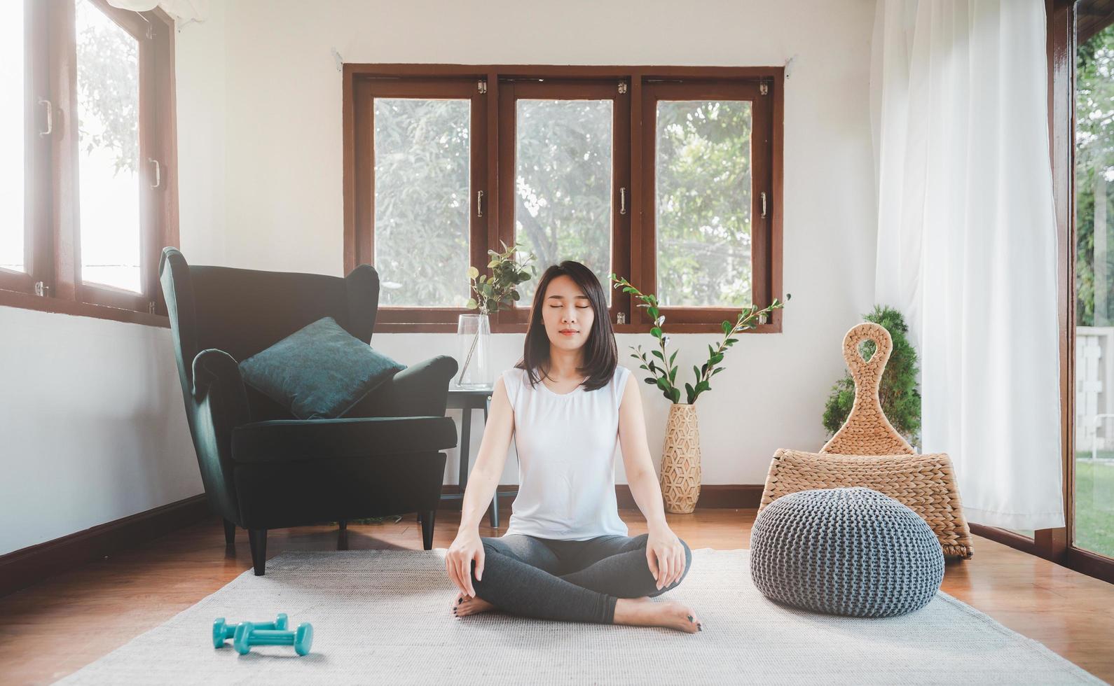 asiatisk kvinna som övar yogameditation foto