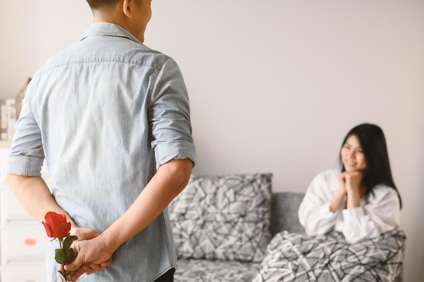 asiatisk man ger ros för att överraska sin flickvän foto