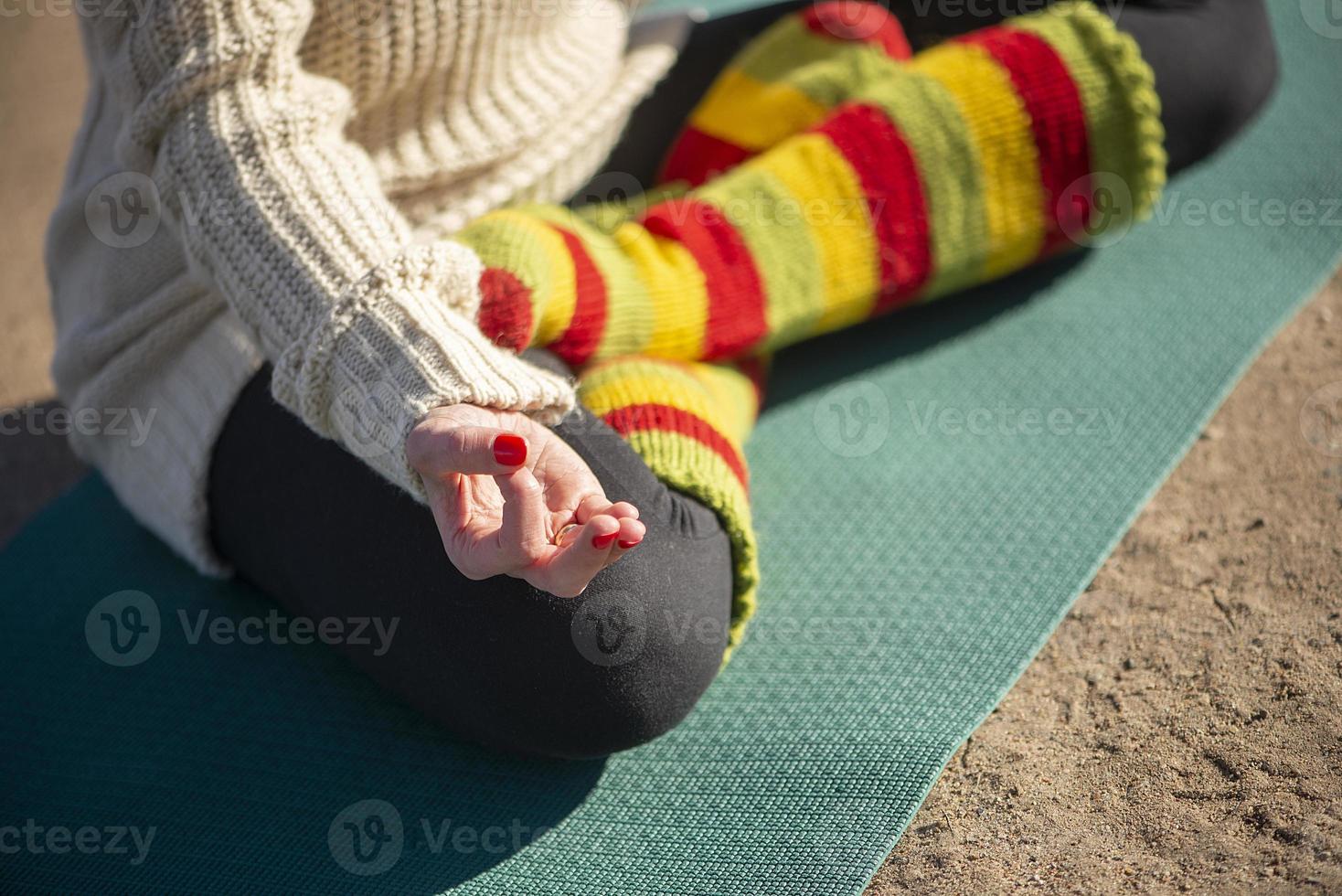 en ung atletisk kvinna utför yoga- och meditationsövningar utomhus foto