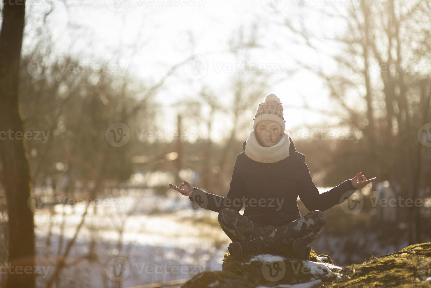 en ung atletisk kvinna utför yoga- och meditationsövningar utomhus foto
