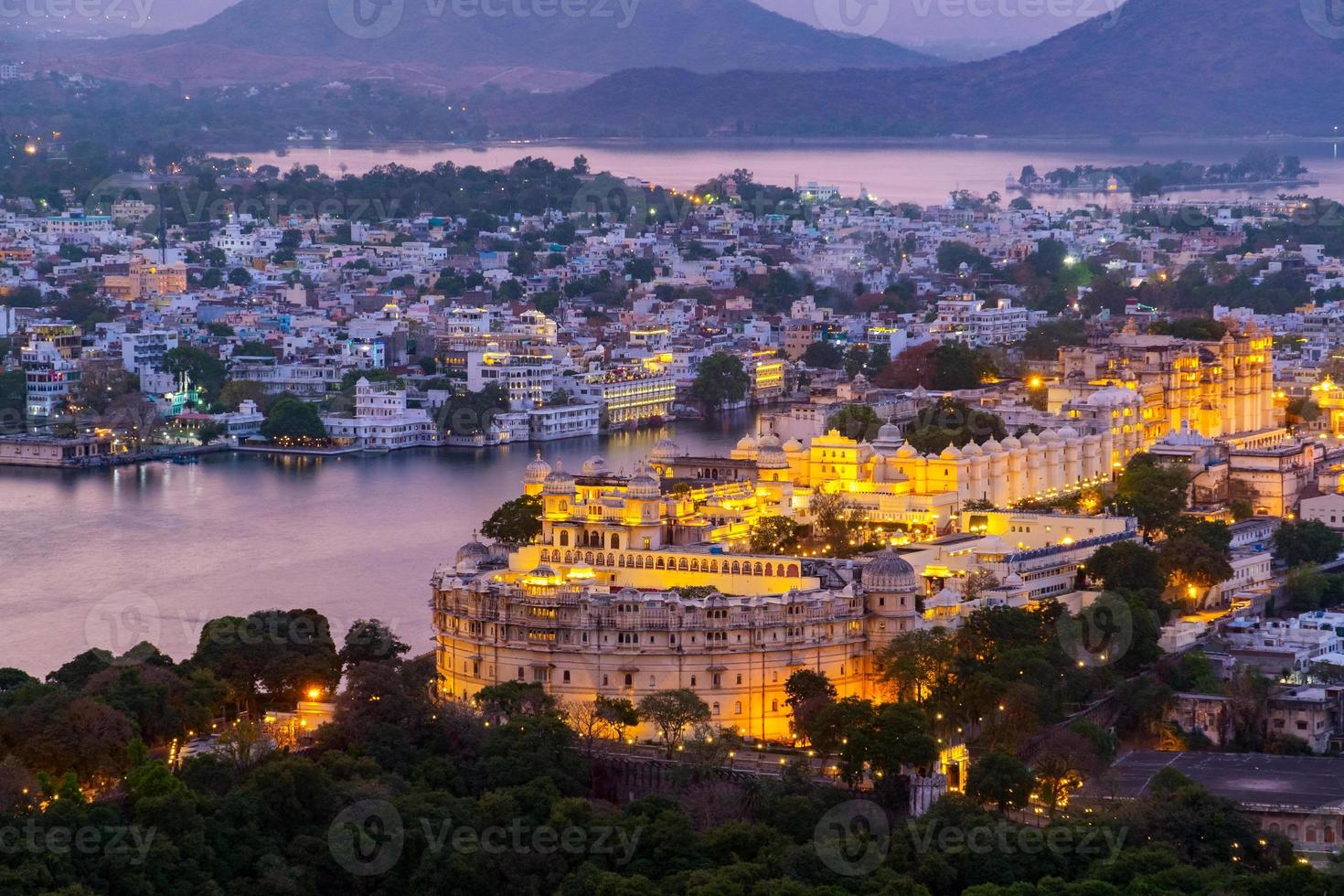 udaipur stad vid sjön Pichola på kvällen, Rajasthan, Indien foto