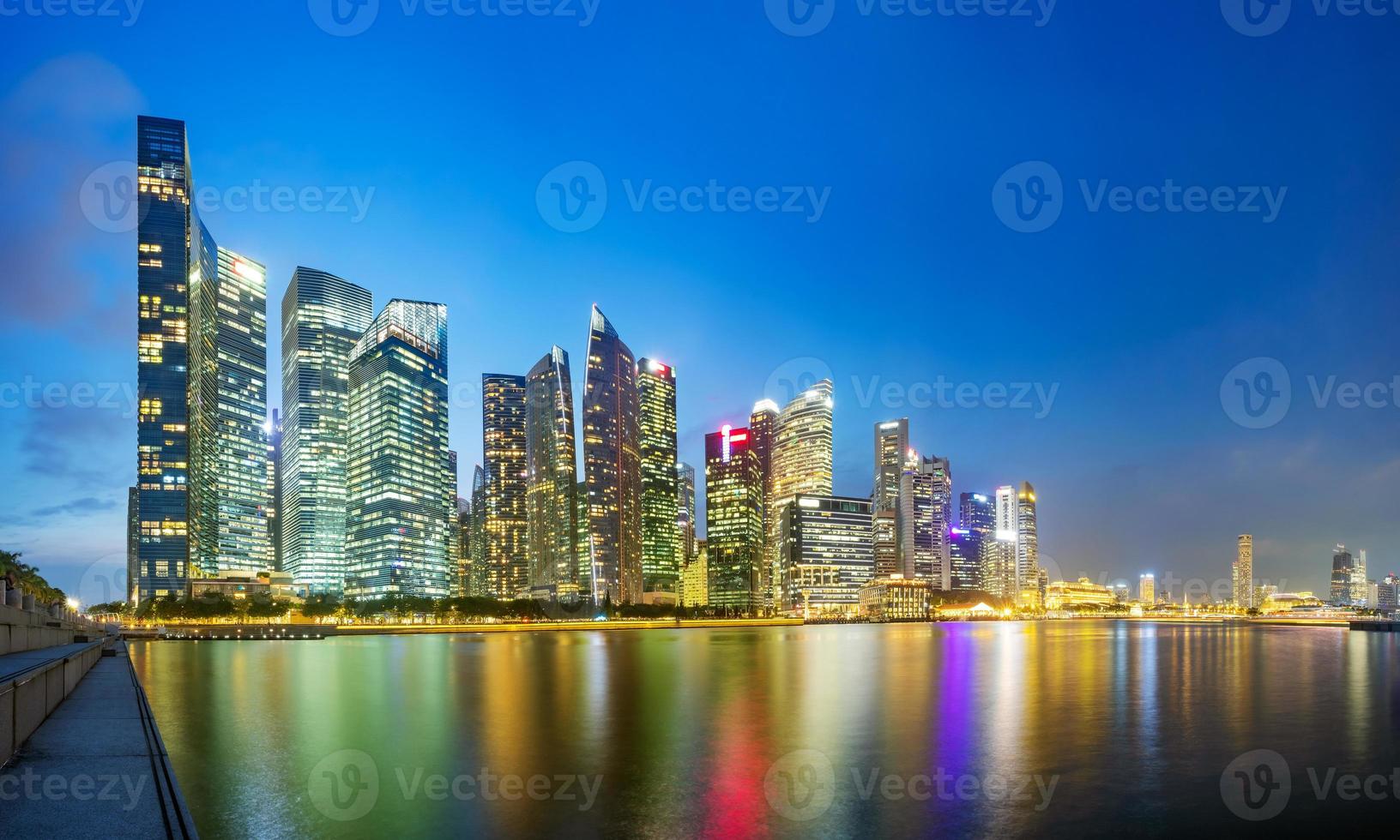 Singapore finansdistrikt skyline vid Marina Bay foto