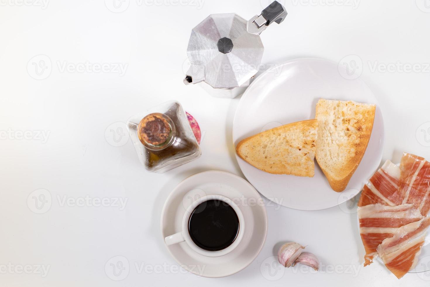 andalusisk frukost på vit bakgrund foto