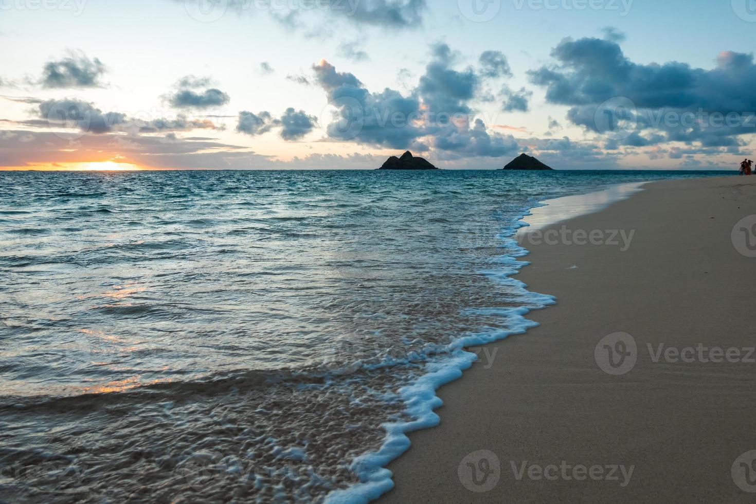 soluppgång och strand scener på ö av oahu hawaii foto