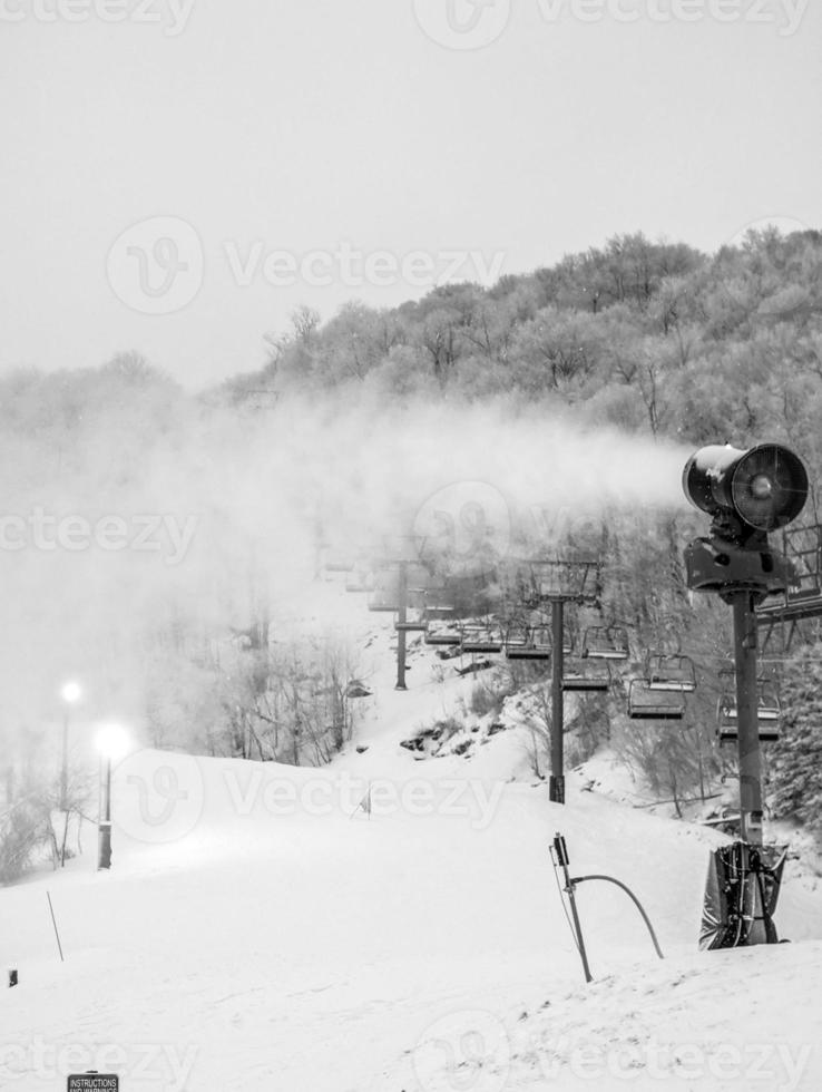 snöig molnig dag på bok berg åka skidor tillflykt i nc foto