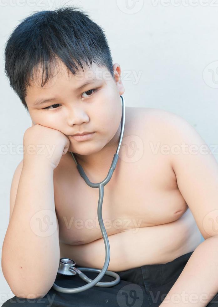 porträtt av stilig fet fett pojke foto