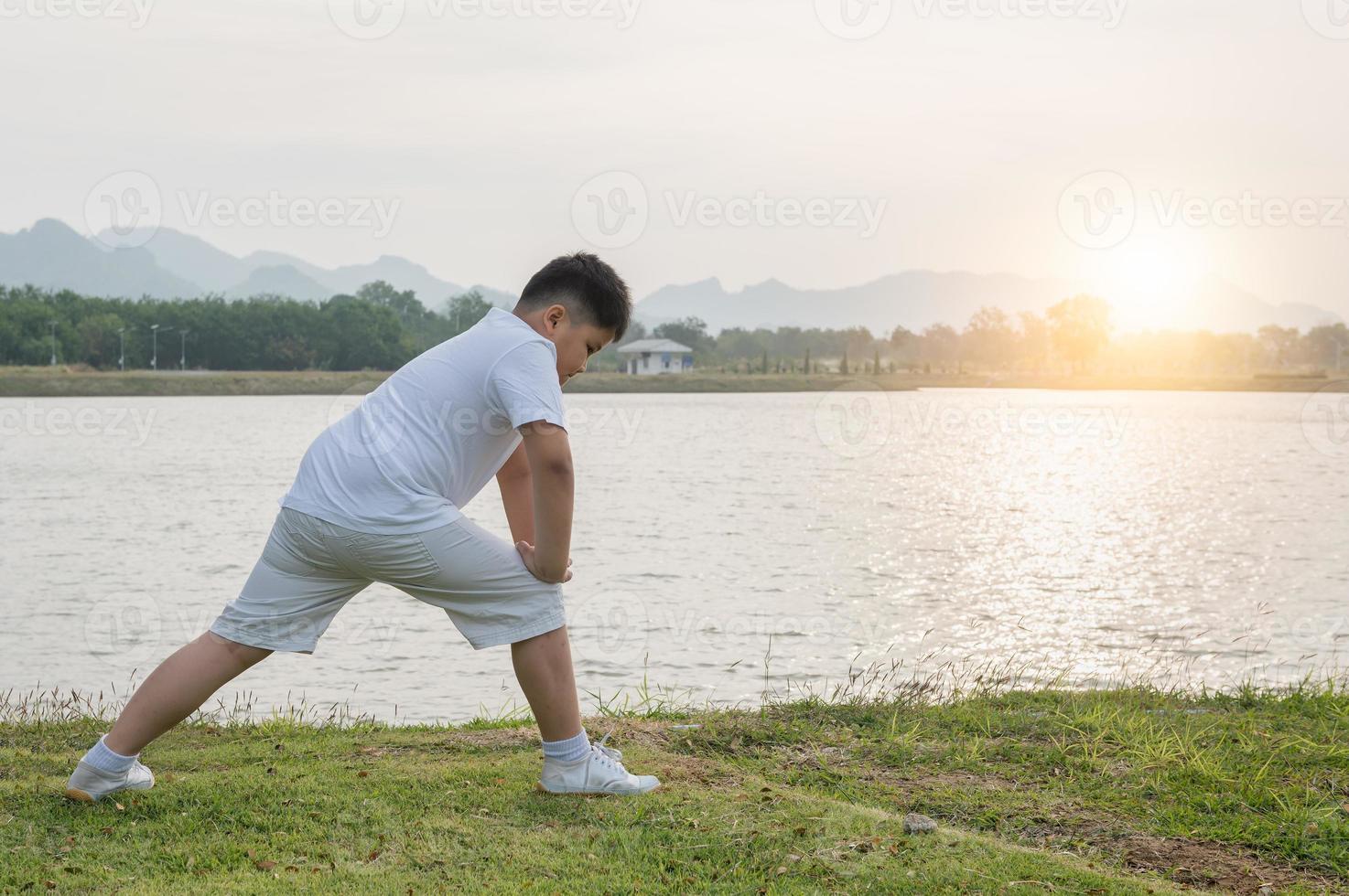 fet fett pojke övning på parkera på morgon- foto