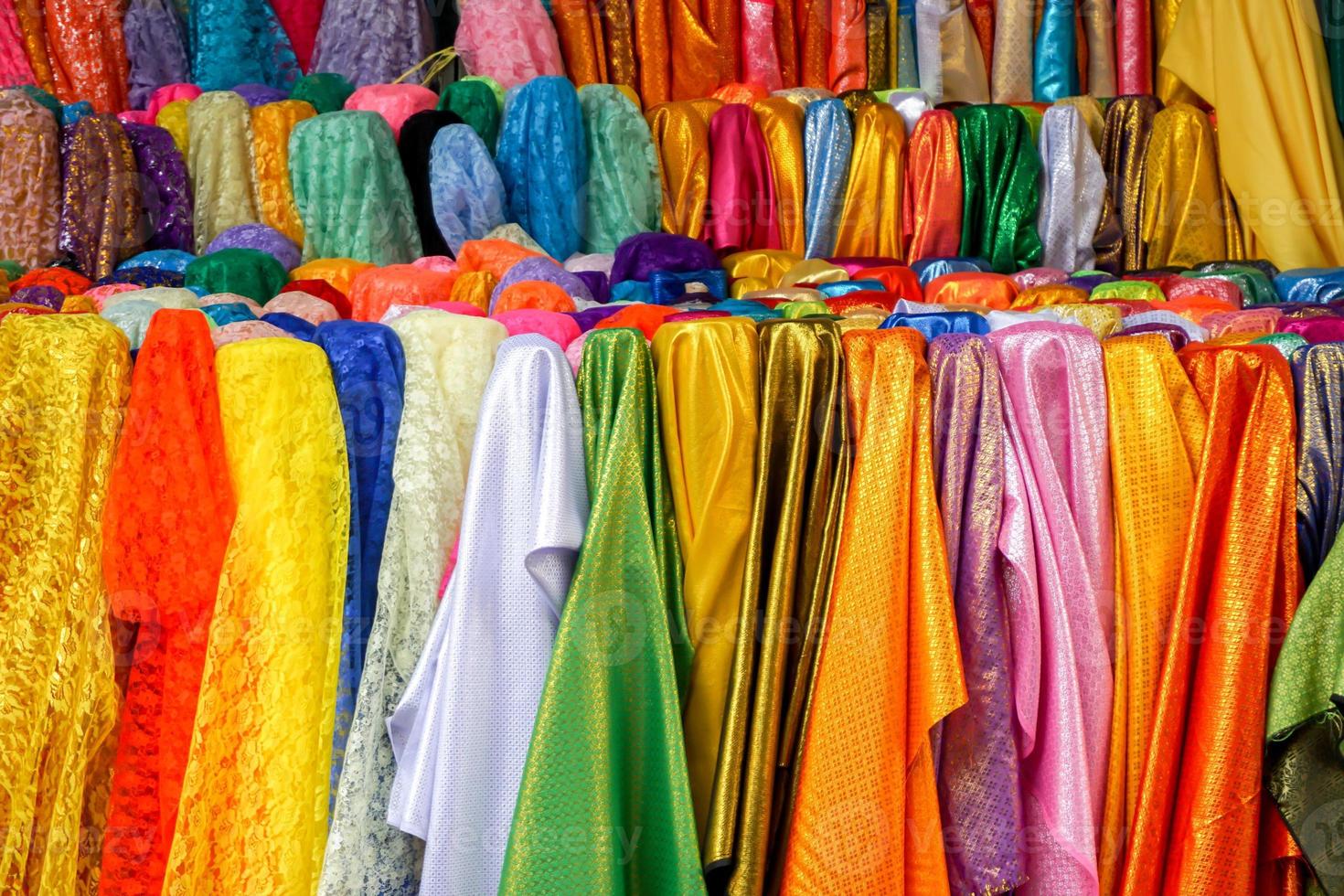 färgrik av saree tyger för sälja på indisk Lagra, Chiang Mai, thailand. saree tyger är traditionell indisk kvinnor klänning Begagnade som både de plagg och de filt. foto