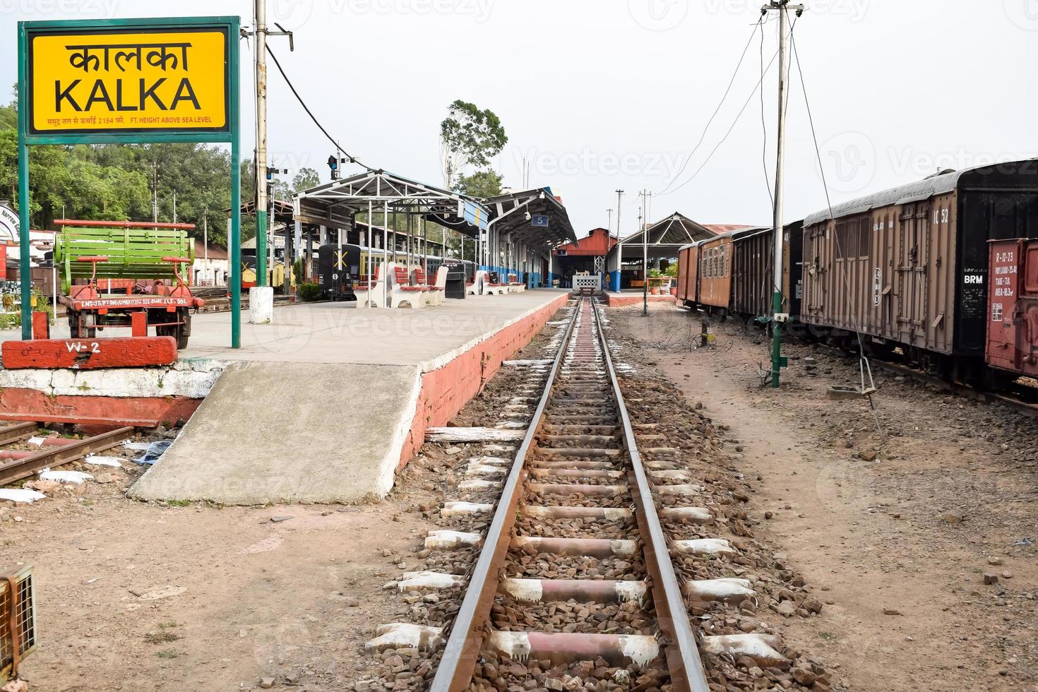 se av leksak tåg järnväg spår från de mitten under dagtid nära kalka järnväg station i Indien, leksak tåg Spår se, indisk järnväg korsning, tung industri foto