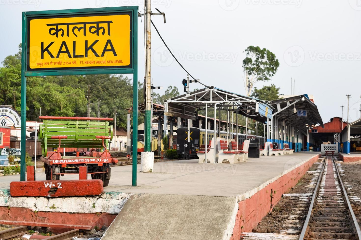 se av leksak tåg järnväg spår från de mitten under dagtid nära kalka järnväg station i Indien, leksak tåg Spår se, indisk järnväg korsning, tung industri foto