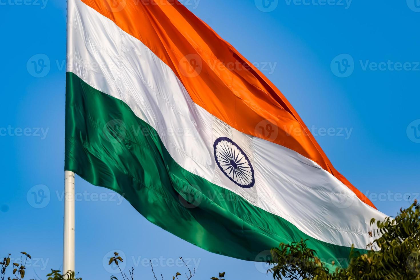 Indien flagga vajar högt på connaught plats med stolthet över blå himmel, Indien flagga vajar, indiska flaggan på självständighetsdagen och republikens dag i Indien, tilt up shot, viftande indiska flaggan, har ghar tiranga foto