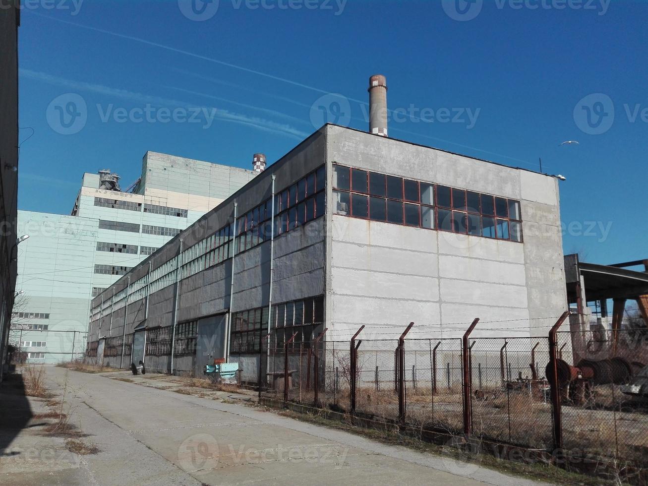 gammal fabrik konstruktion på de bakgrund av himmel. foto