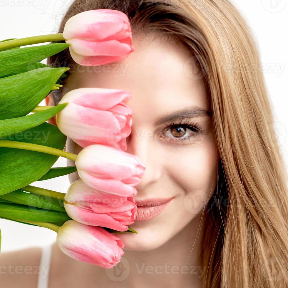 porträtt av kvinna med rosa tulpaner foto
