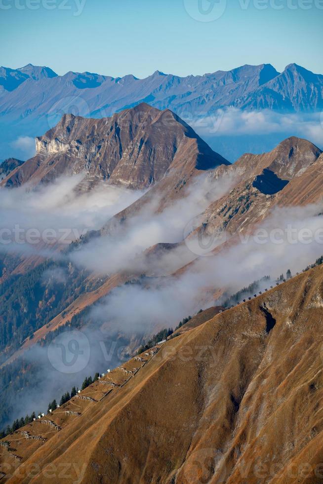 kall blåaktig berg landskap i dimma på soluppgång foto