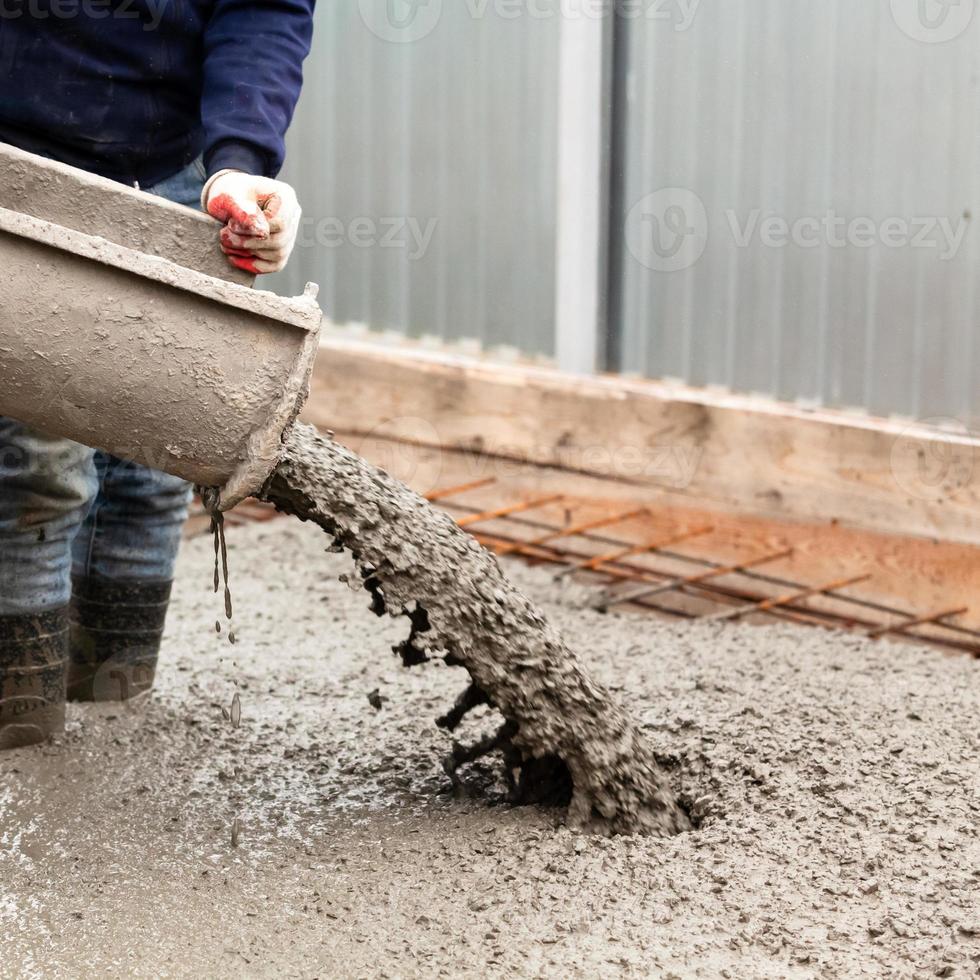 närbild skott av betong gjutning på förstärkande metall barer av golv i industriell konstruktion webbplats foto