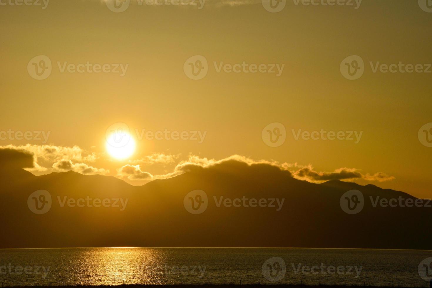soluppgång av de tarim sjö är mycket bländande och oförutsägbar foto