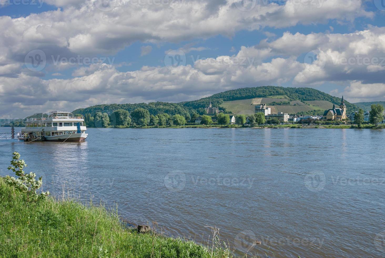 se till hälsa tillflykt av dålig hoenningen på Rhen flod, Tyskland foto