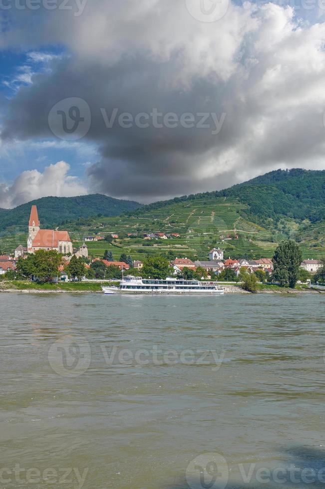 by av weissenkirchen ,donau floden, Wachau dalen, lägre österrike foto