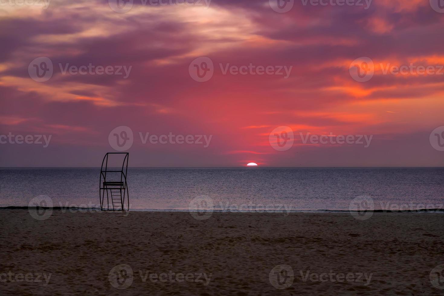 gammal rädda posta på de strand på en bakgrund av de hav på solnedgång foto