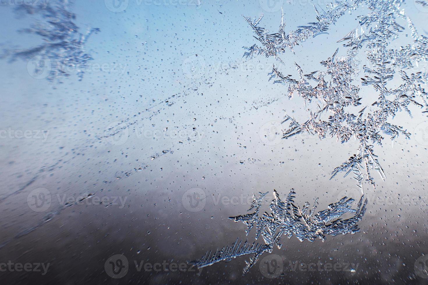 snö mönster på de glas från frost foto