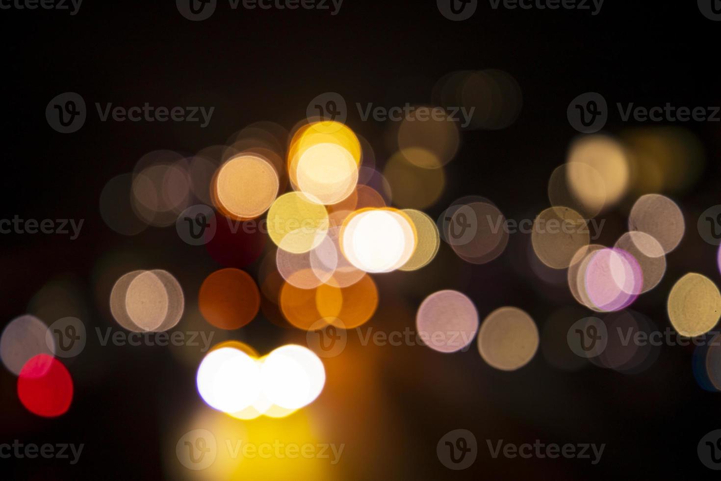 färgrik defokusering abstrakt bokeh ljus effekter på de natt svart bakgrund textur foto