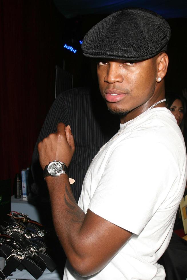 Neyo på de slå vad utmärkelser gbk gåvor vardagsrum utanför de helgedom hörsal i los angeles ca i juni 22 20082008 foto