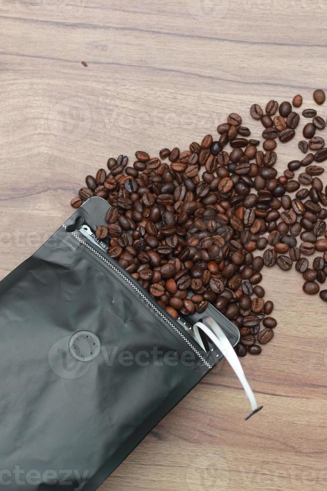 detaljerad Foto av kaffe bönor innan varelse bearbetas in i en dryck isolerat på trä. begrepp Foto av de grundläggande Ingredienser av kaffe drycker.