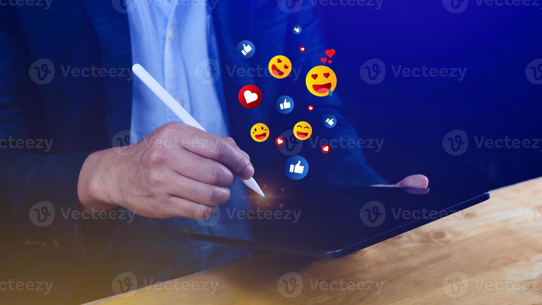 social media och uppkopplad digital begrepp, affärsman använder sig av bärbar dator sändning emojis med social media. foto