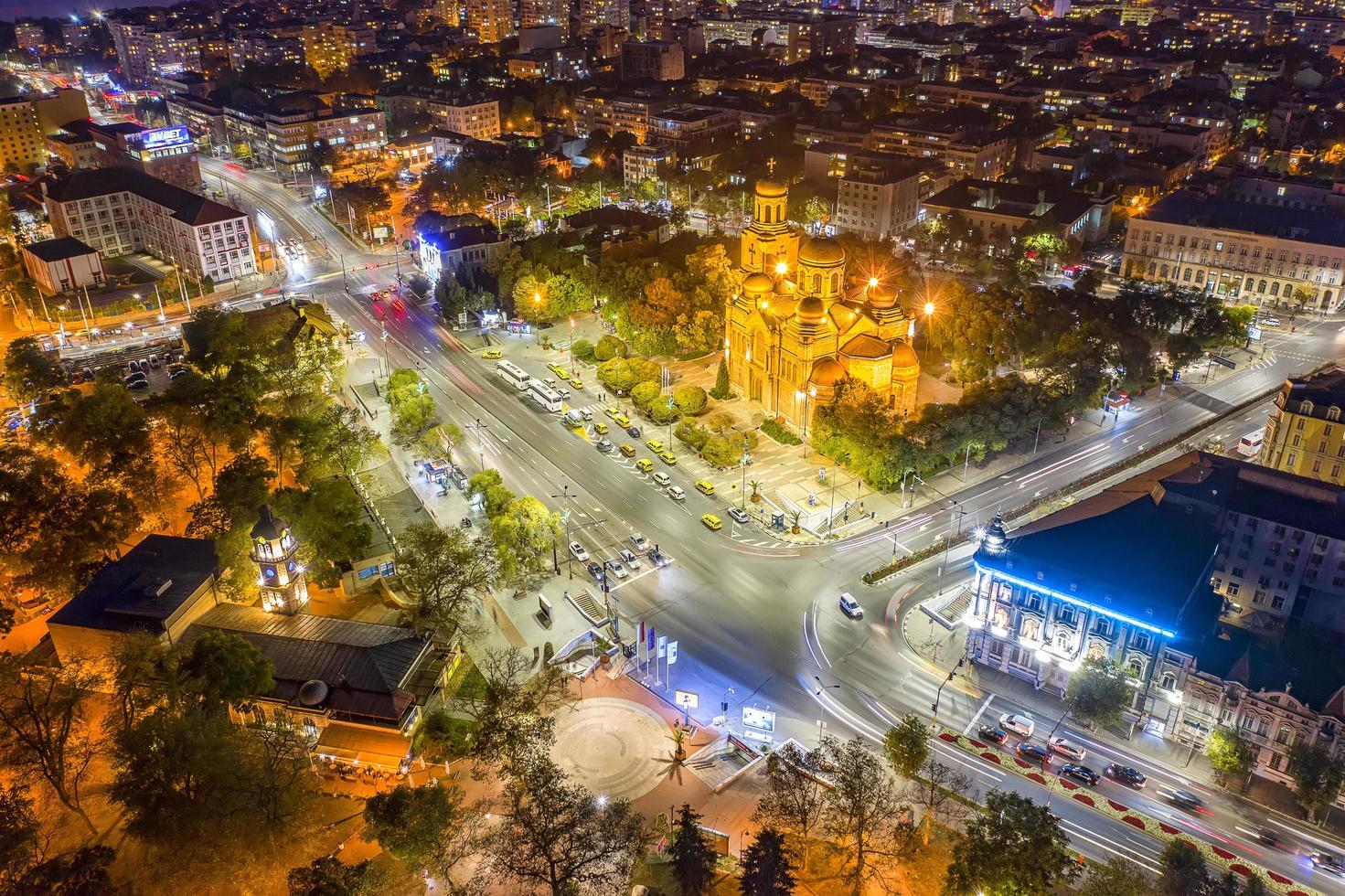 antenn se från de Drönare av de upplyst centrum av varna stad på natt foto