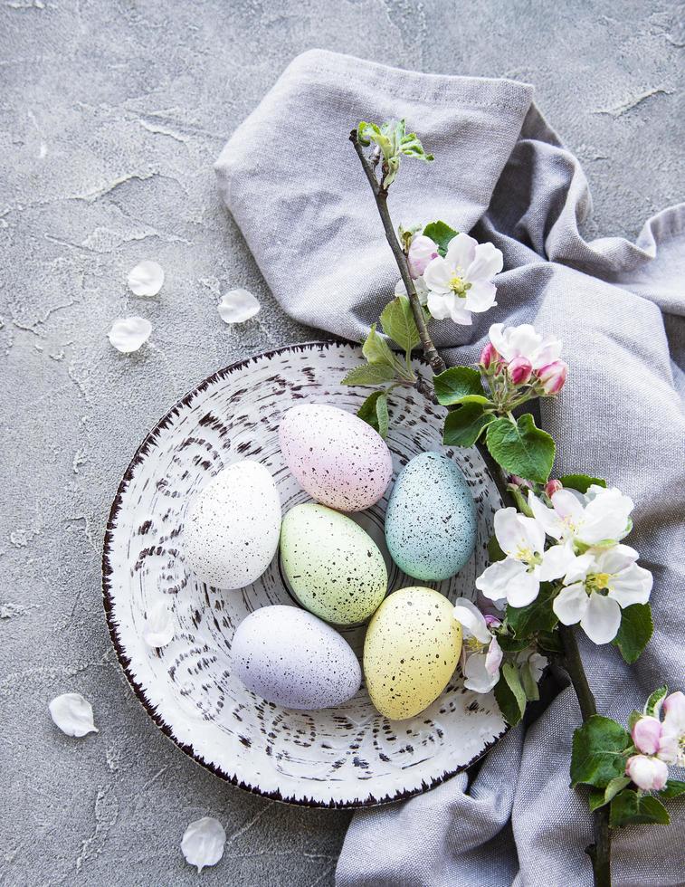 färgglada påskägg med vårblomningblommor foto