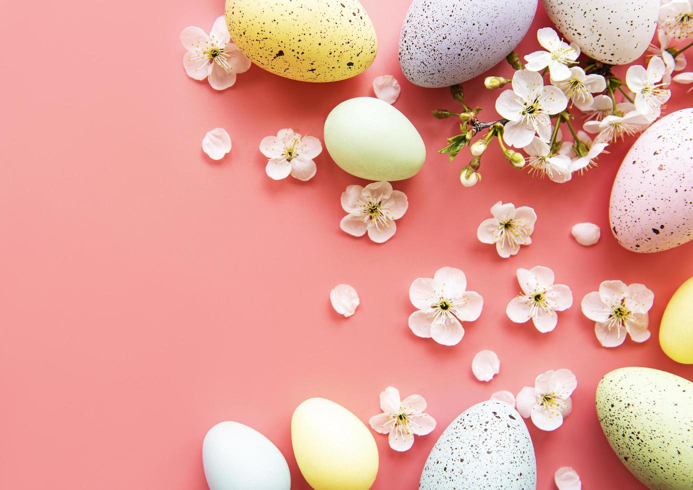 färgglada påskägg med vårblomningblommor foto