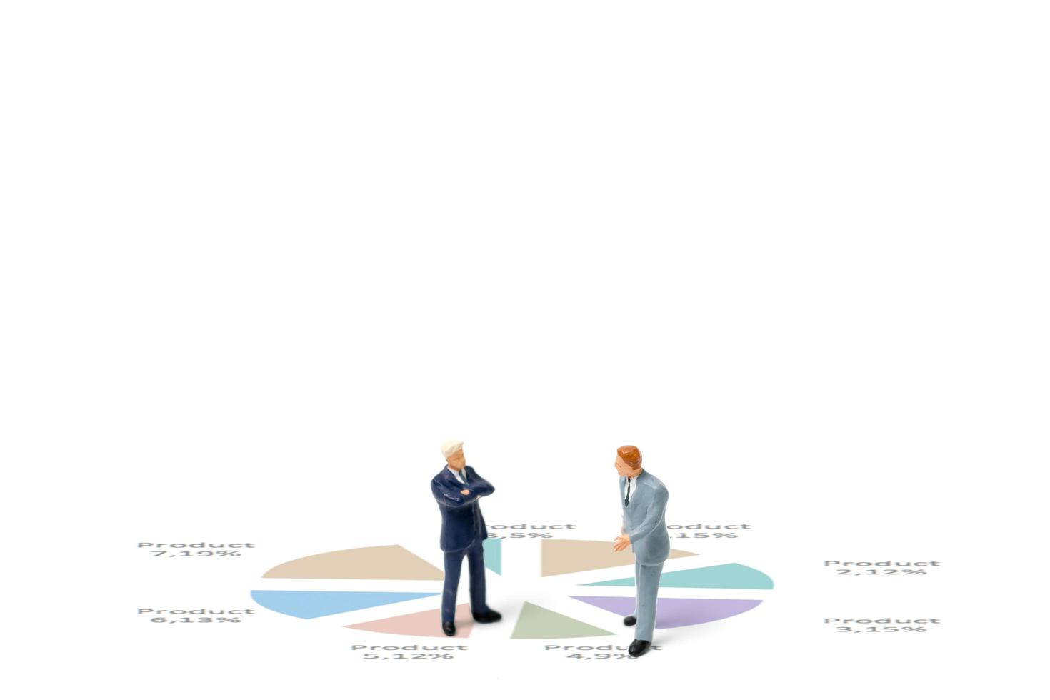 miniatyraffärsmän som står med diagram på en vit bakgrund foto