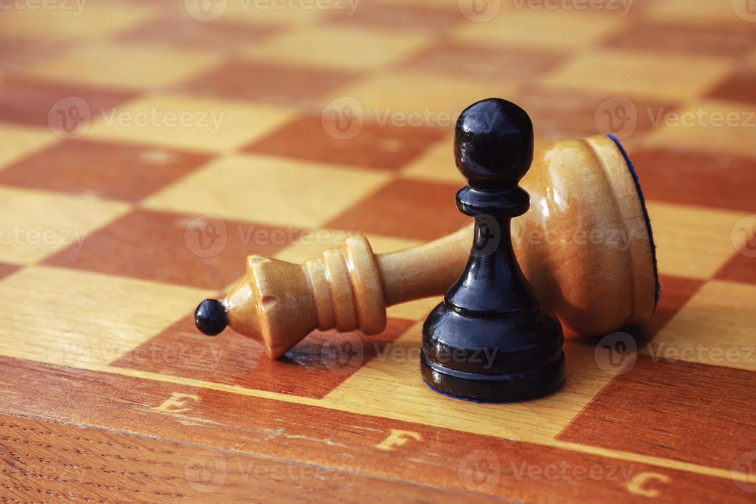 schack spel över, vit kung besegrade förbi svart pantsätta foto